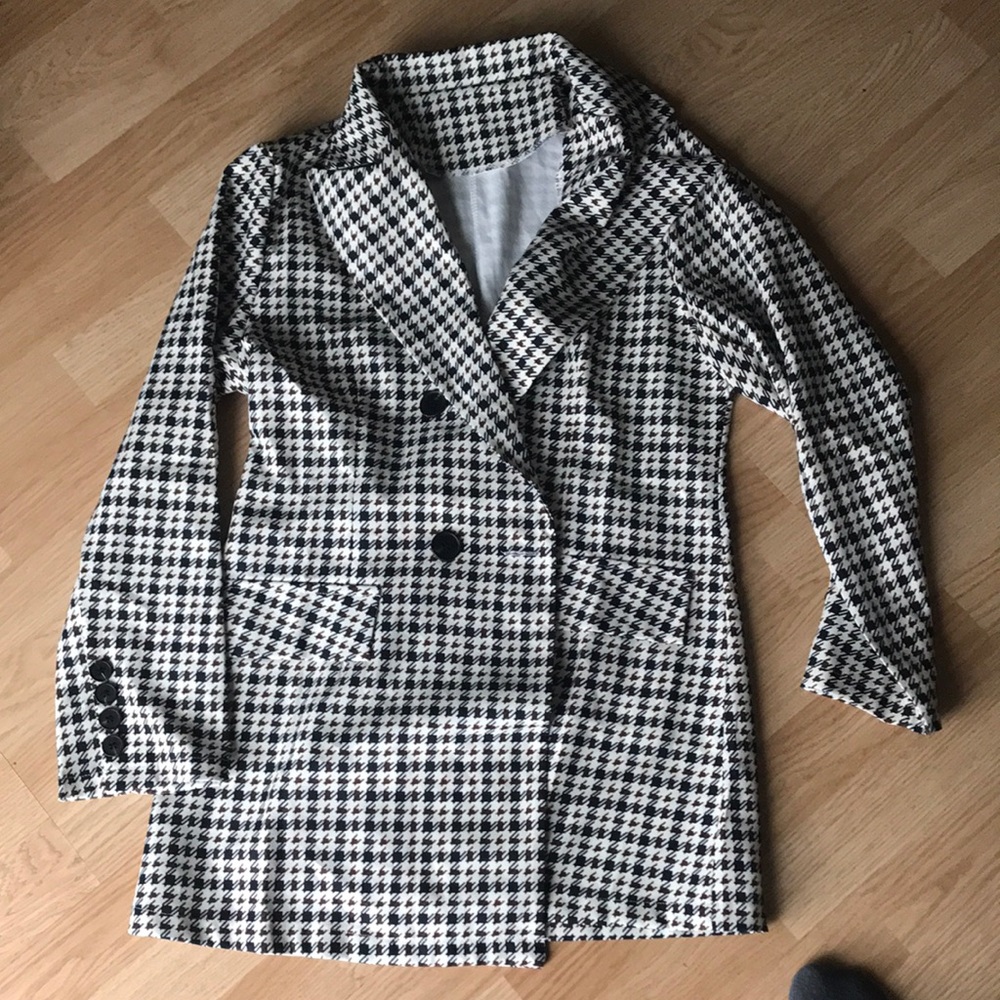 65%polyester/35%cotton M/L blazer. White/black brown